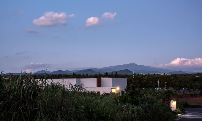 Andeok House | This is a modern design space, and you can enjoy outdoor bath facilities