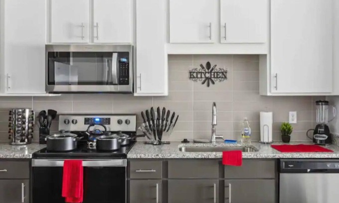 Doctors Inlet Apartment | This is a stylish apt1/bedroom pool/workout , free WiFi , many Great amenities