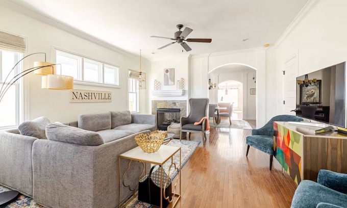Buena Vista House | THIS IS IT! Location, luxury and room for 12 in actual beds!