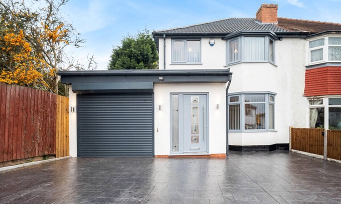 Harborne House | This luxury 4-bedroom townhouse is located in Harborne, a lovely area in the heart of Birmingham.