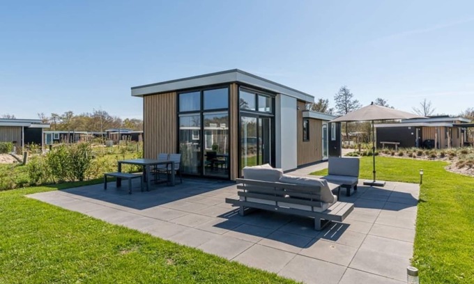 Burgh-Haamstede House | This modern chalet with 'Beach style' finish is located on a spacious plot and suitable for 4 people