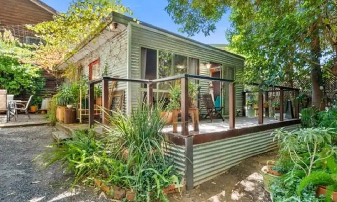 Corowa Apartment | This pet friendly retreat is excellent to relax over looking a "rain forest".
