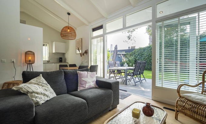 Ouddorp House | This romantic holiday home is located in the middle part of the quiet and green park Toekomst in the middle of the Kop van Goeree