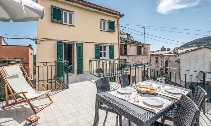 Sestri Levante House | This terraced holiday home is located in the hills, just 4 km from the famous Sestri Levante and is