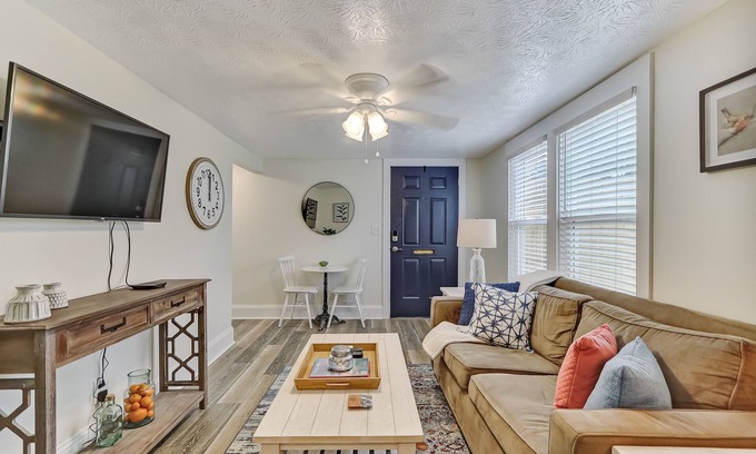Lakeshore South House | This townhouse is a 1 bedroom(s), 1 bathrooms, located in Jacksonville, FL.