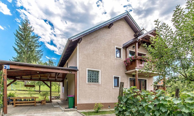 Bosiljevo House | This vacation house is located in the heart of the Gorski Kotar mountains, about 100m from the Kupa