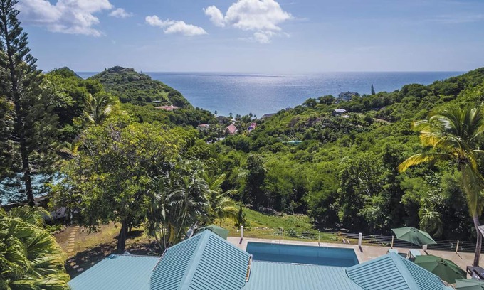 Saline Point House | This villa occupies a beautiful seafront location within the Saddleback area of Cap Estate