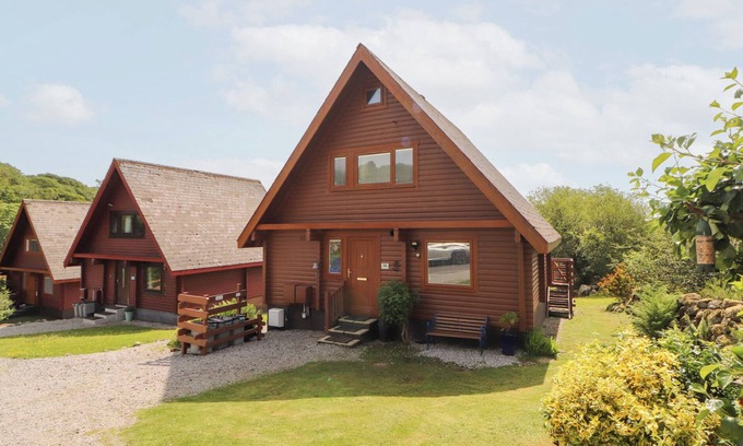 Sandyhills Cottage | THISTLE DUBH ("DOO"), pet friendly, with a garden in Sandyhills