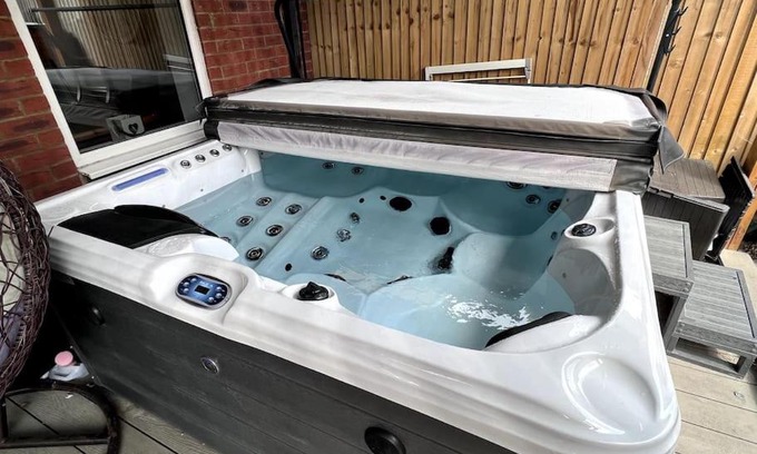 Seasalter House | Thistle House - hot tub, parking