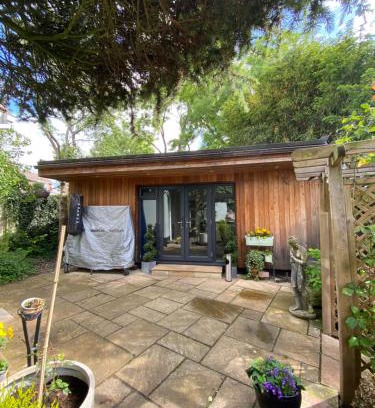 Hemel Hempstead Apartment | Thistle Lodge - Quiet Garden lodge with off road parking