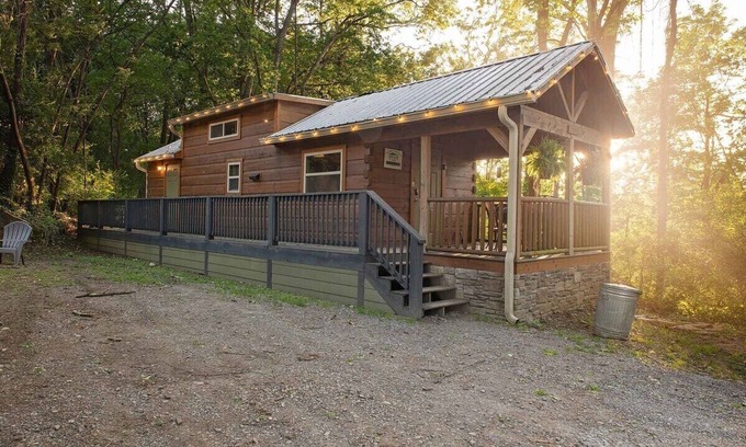 Lookout Valley Neighborhood Association Apartment | Thomas Cabin | Forest Tiny Cabin with Hot Tub