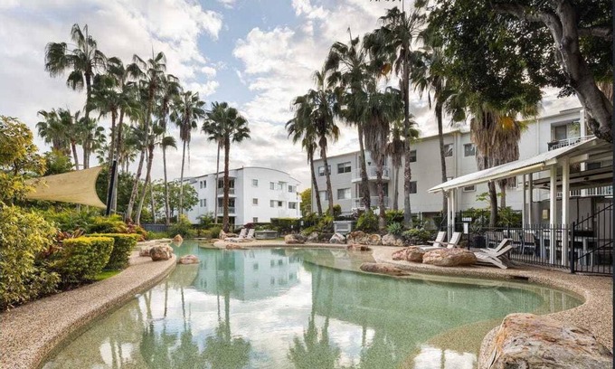 Kangaroo Point Apartment | Three Bed, Two Bath, Parking, Wifi, Pool, Gym-walk to Ferry and Bridge to City