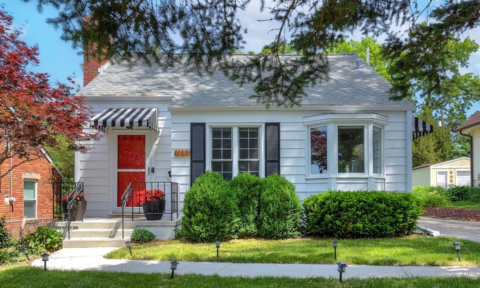 Aksarben - Elmwood Park House | Three Bedroom Aksarben Cottage