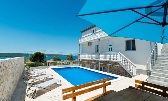 Gornji Karin Apartment | Three Bedroom apartment with Terrace and Swimming pool