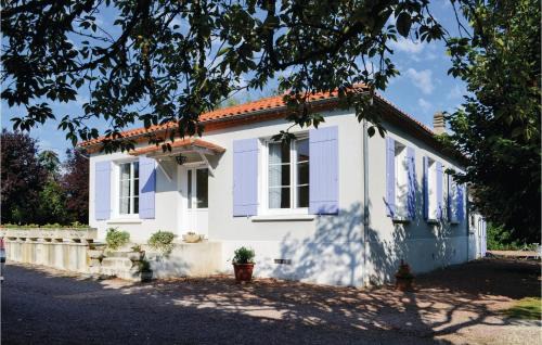 Bassillac and Auberoche House | Three-Bedroom Holiday Home In Bassillac
