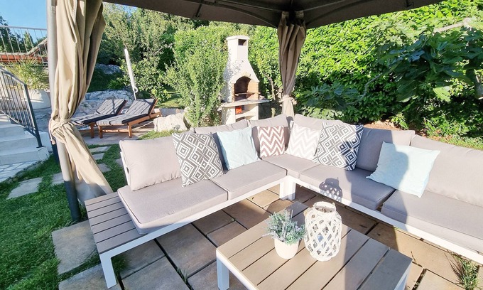 Cilipi Villa | Three bedroom Villa with private pool - free parking and big garden