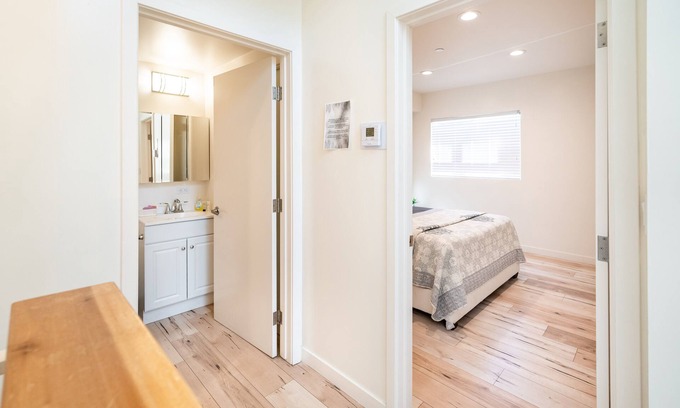 Wilshire Center Apartment | Three Story 3-Bedroom 2-Bathroom Loft In Koreatown/Hollywood With AC & 2-Parking