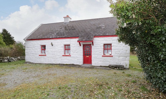 Callancruck Cottage | TI SONNY, family friendly, with a garden in Carna, County Galway