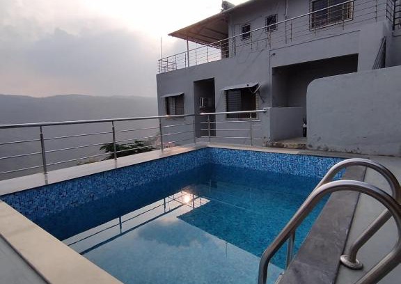 Panchgani Villa | Tiara Villa Infiniti pool by 29 Bungalow