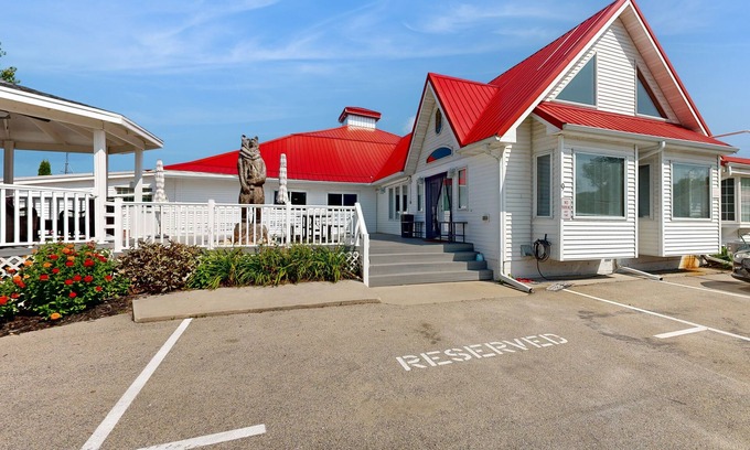 Campbellsport Condo | Tiki Beach Condo, with stunning lake views, beach access & bar/restaurant onsite