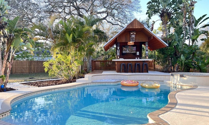 Nokomis House | Tiki Oasis on 0.6 acres- 5 min to the beach, clean and modern.