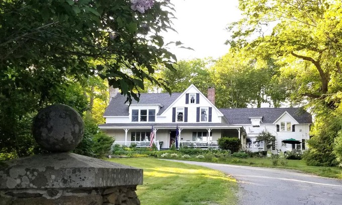 Camden Hotel | Timbercliffe Cottage Inn