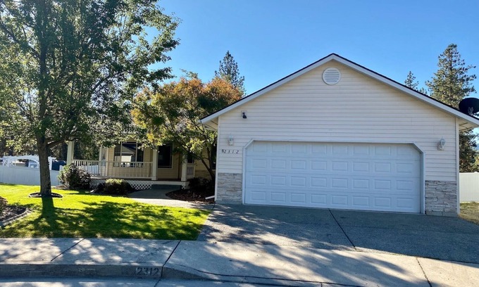 Post Falls House | Timbercrest Retreat - Delightful Home near river, Couer d'Alene & Silverwood!