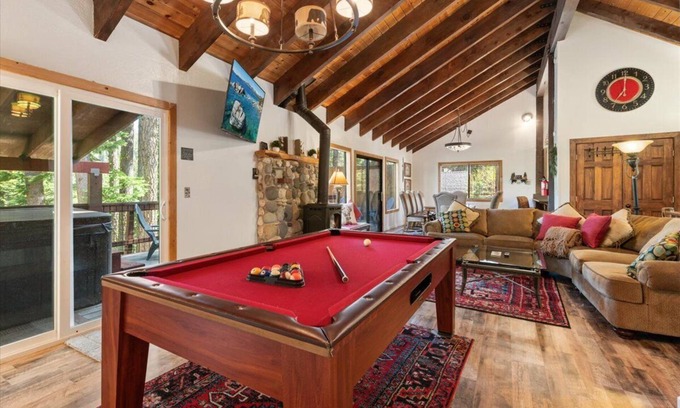 Kingswood Estates House | Timberhaus | Hot Tub & Pool Table, 10 Min to Beach!