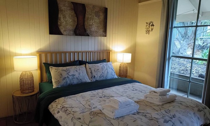 Kalimna Ski Chalet | TimberLoo Cottage 4 (1 Queen Bed) SPA & Wood Stove