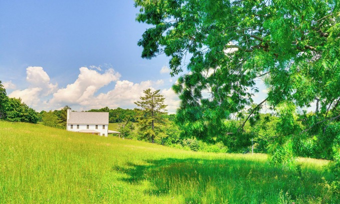 Vesta House | Timeless Hillsville Farmhouse: Blue Ridge Parkway!