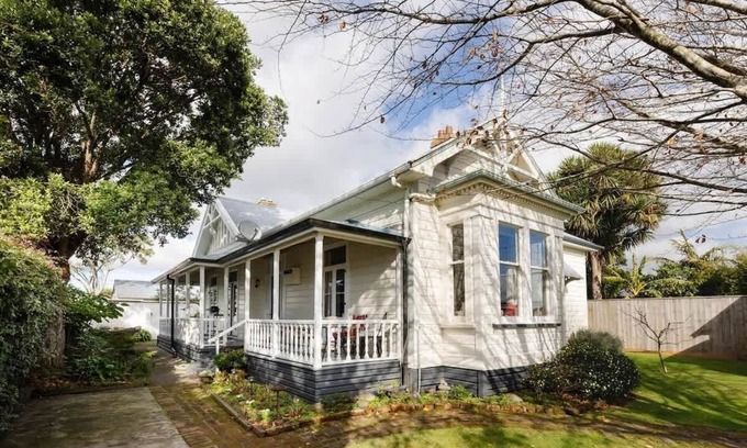 New Plymouth House | Timeless Treasure: Family Getaway in Taranaki