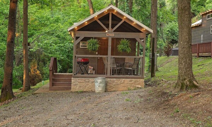 Lookout Valley Neighborhood Association Apartment | Tiny Cabin Village | Private Hot Tub | Lynda Cabin