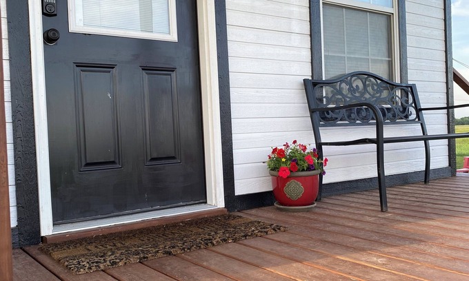 Albany House | Tiny Farm home on 225 acres. 28 miles from Durant Casino & resort. Pet friendly!