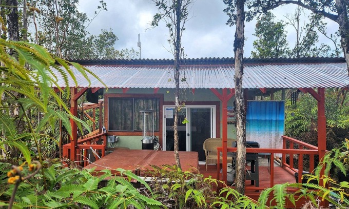 Fern Forest Cabin | tiny home 6 w/private hot tub surrounded by nature near Volcano National Park