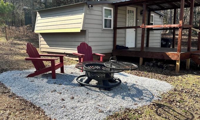 Calhoun Falls Apartment | Tiny house living with Private Lake. (Pet Friendly!)