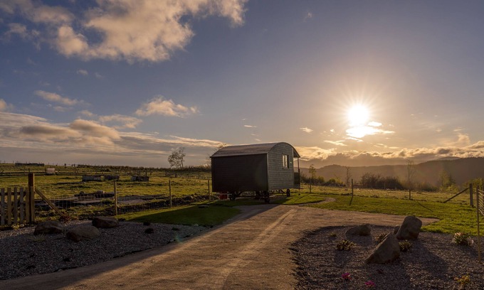 Glen Urquhart Cabin | +Tiny House with beautiful Mountain Views+