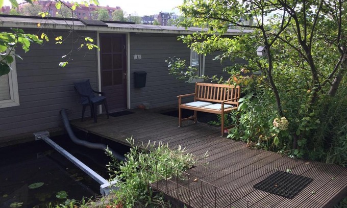 Amsterdam East Bed & Breakfast | Tiny Houseboat B&B on the Amstel River