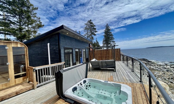Summerville Centre House | Tiny Oceanfront Retreat - Hot and Sauna