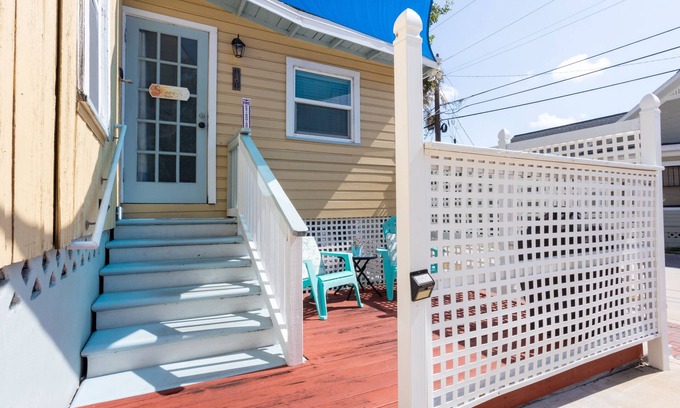 Historic Uptown Apartment | Tiny rental +patio+BBQ+2bikes+Parking- great area!