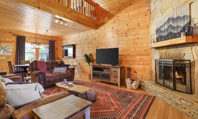 Suches Cabin | Toccoa River Hot Tub Chattahoochee NF Family Friendly Pets