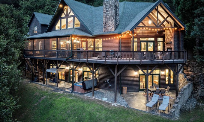 Blue Ridge Cabin | Toccoa River Lodge, 6 BR, Private Pool on the river just 15 min to Blue Ridge GA