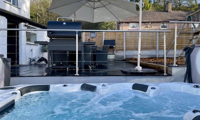 Cheadle House | Tollgate House - Luxury Cozy Cottage - HUGE Hot Tub - Alton Towers