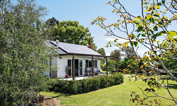 Milroy Cottage | Tom's Cottage @ Wilgowrah. A charming and tranquil garden cottage.