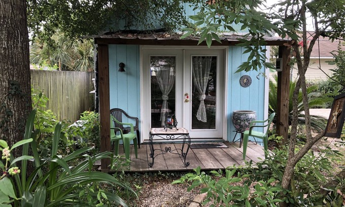 East Hill House | Tommy's Zen Garden and Cottage, a wonderful peaceful retreat!