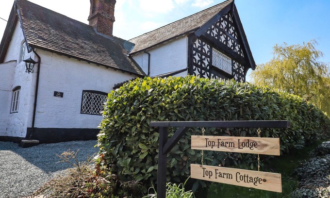 Felton House | TOP FARM HOUSE, family friendly, character holiday cottage in Knockin