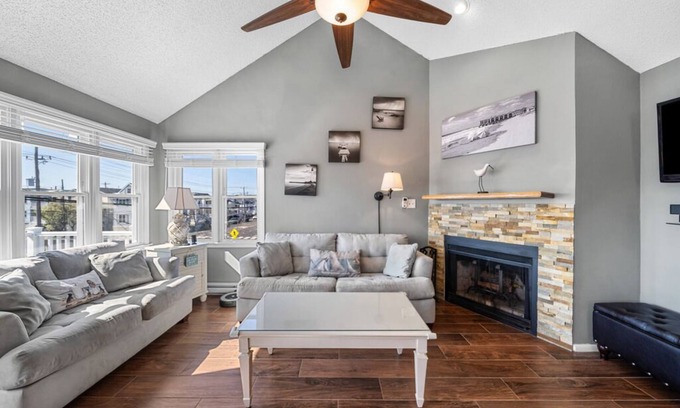 Gold Coast Condo | Top-Floor 3BR Ocean City w/Porch + Parking