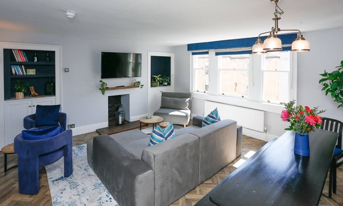 Upper Town Apartment | Top Floor at 13 Rivers Street