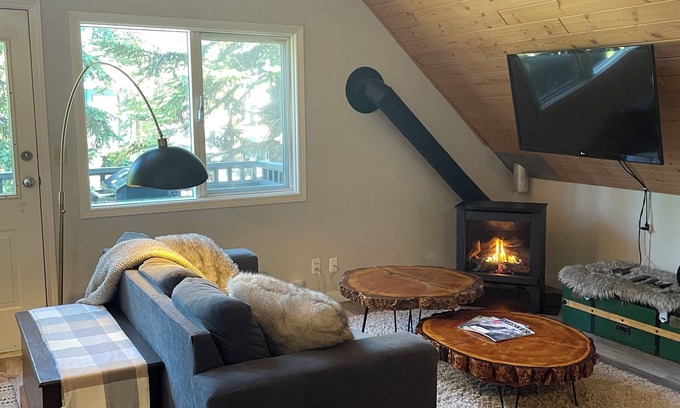 Silver Star Mountain Apartment | Top Floor Suite on the Knoll with private laundry, hot tub, and pet-friendly!