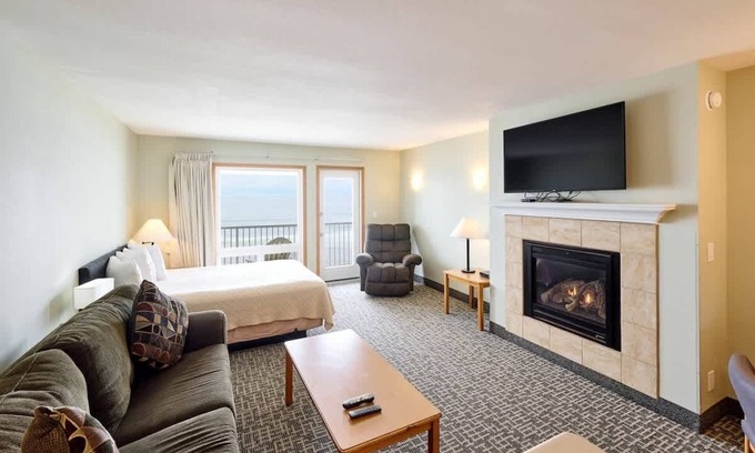 Logsden Condo | Top-Floor Deluxe Suite With Ocean View - Sleeps Six!