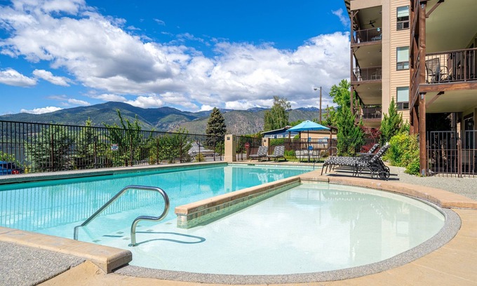 Manson Condo | Top Floor - Incredible Views, Pool, Walk to Town